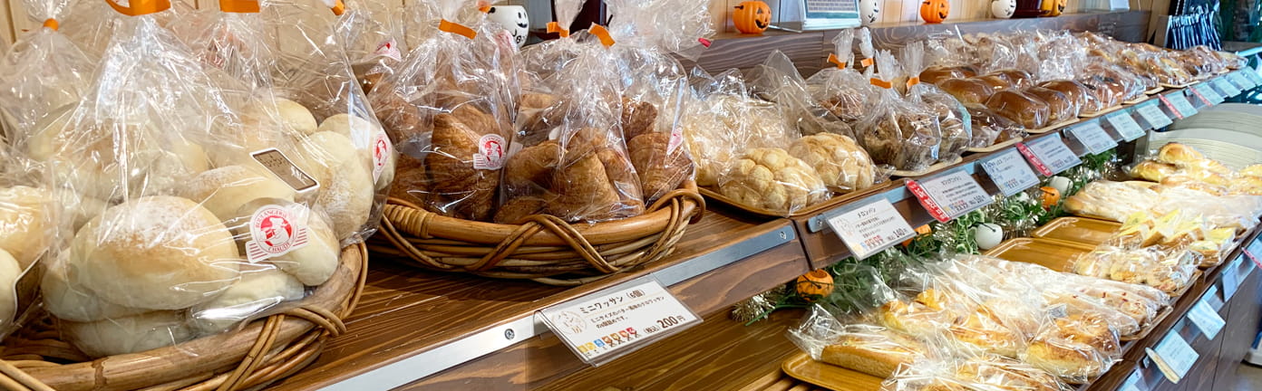 様々な焼き立てのパンが陳列されたパン工房の店内